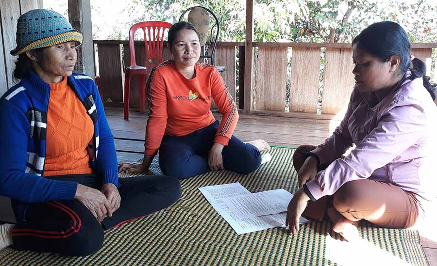  Chị Siu Thỏi (giữa) trò chuyện với các chị em trong làng. Ảnh: H.P