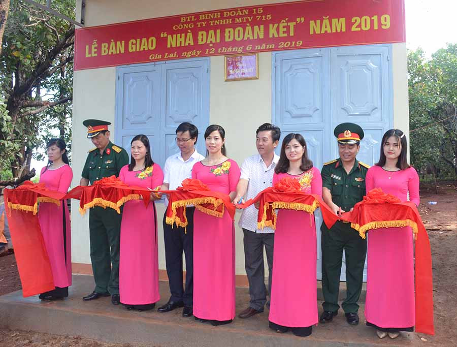 Bàn giao nhà “Đại đoàn kết” cho công nhân. Ảnh: V.H Bàn giao nhà “Đại đoàn kết” cho công nhân. Ảnh: V.H
