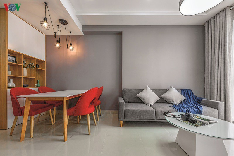 Phòng ăn bố trí kế bên phòng khách để tận dụng không gian. Những chiếc ghế đỏ làm điểm nhấn cho căn phòng thêm sinh động. Phòng ăn bố trí kế bên phòng khách để tận dụng không gian. Những chiếc ghế đỏ làm điểm nhấn cho căn phòng thêm sinh động.