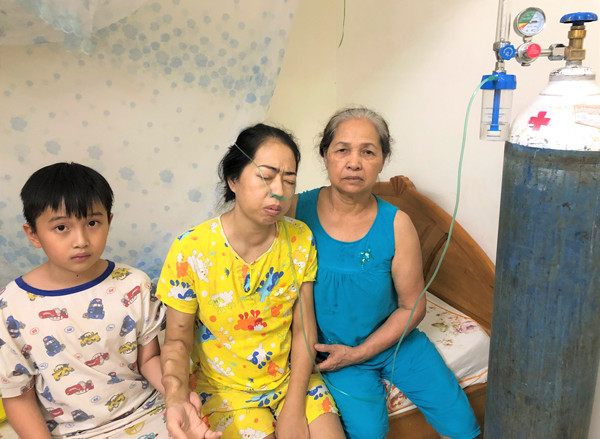  Bà Lê Thị Hiền bên con gái và cháu ngoại. Ảnh: H.T