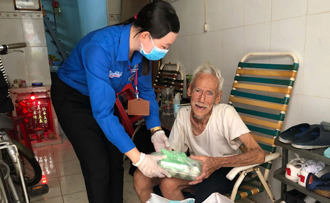 … để tặng cho người khó khăn. Ảnh: Lê Thanh