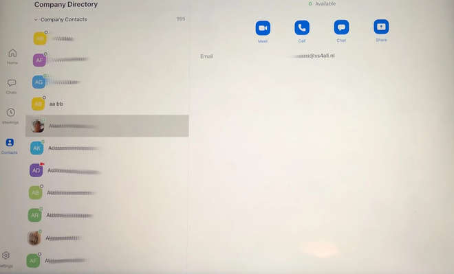 Tính năng Company Directory sẽ tự thêm người dùng khác vào danh bạ nếu có chung tên miền email khi đăng ký. Ảnh: Motherboard.