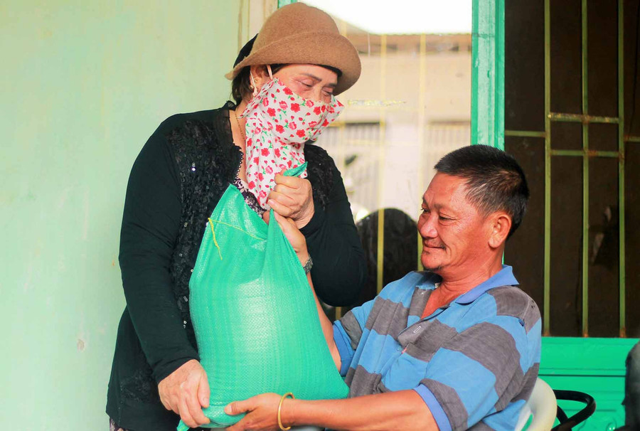 Nhà hảo tâm tặng gạo cho ông Đặng Thanh Vũ. Ảnh: Hà Phương Nhà hảo tâm tặng gạo cho ông Đặng Thanh Vũ. Ảnh: Hà Phương