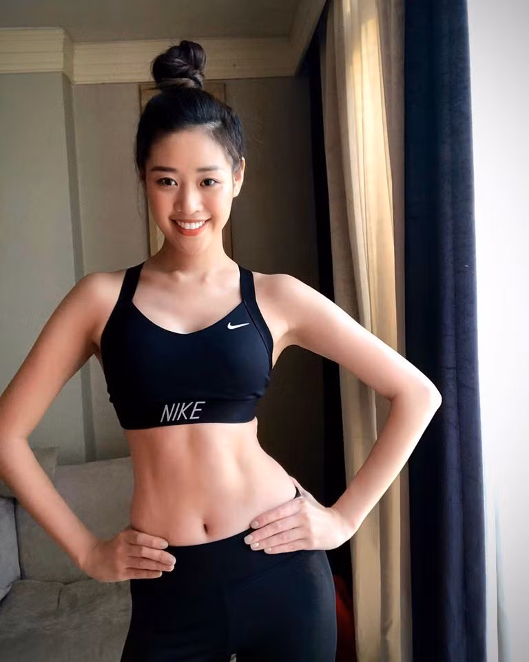Ngoài những chia sẻ tích cực, Hoa hậu Hoàn vũ Việt Nam 2019 được nhận xét nhan sắc ngày càng thăng hạng, quyến rũ.