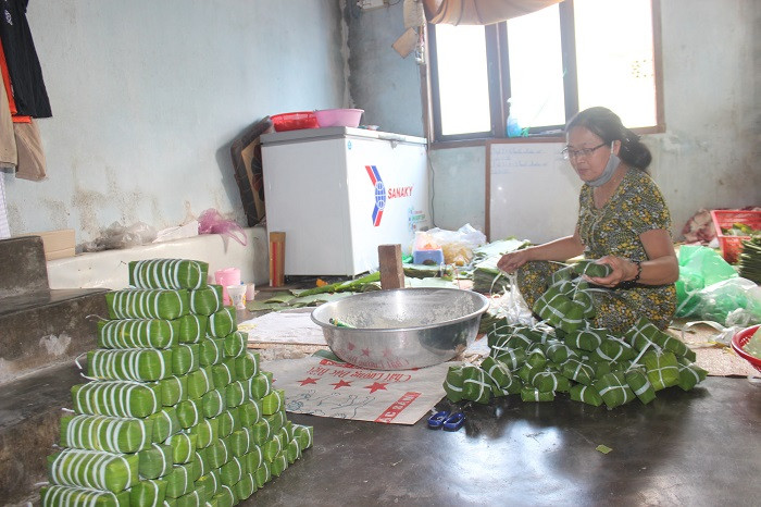 Những đòn bánh tét được chị Thủy tự tay gói và đưa đến tay những người có hoàn cảnh khó khăn.