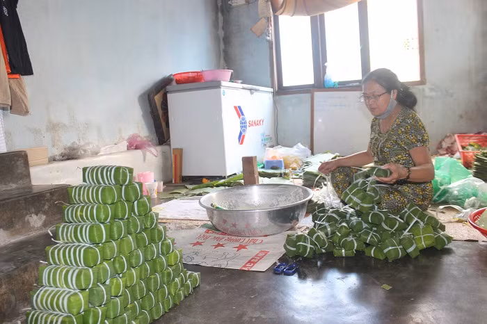 Những đòn bánh tét được chị Thủy tự tay gói và đưa đến tay những người có hoàn cảnh khó khăn.