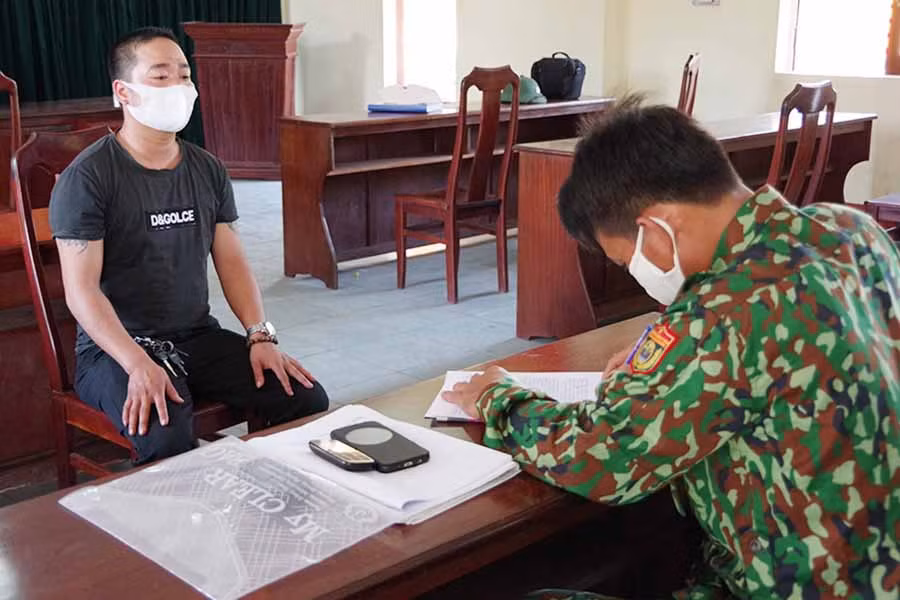 Lực lượng Biên phòng đang lấy lời khai. Ảnh: Anh Huy