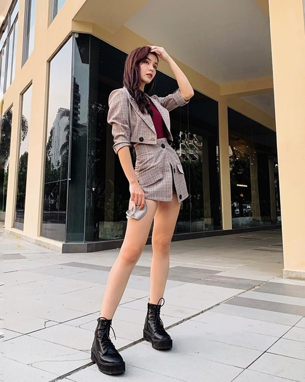 Tranh thủ vừa đi mua sắm đồ thiết yếu, MLee ''phiêu'' ngay ở trước cửa tòa nhà đang sống. Cô nàng diện blazer lửng và chân váy theo phong cách matchy-matchy. MLee còn không quên mix đồ với đôi combat boots yêu thích, làm bật phong cách cá tính, mạnh mẽ.