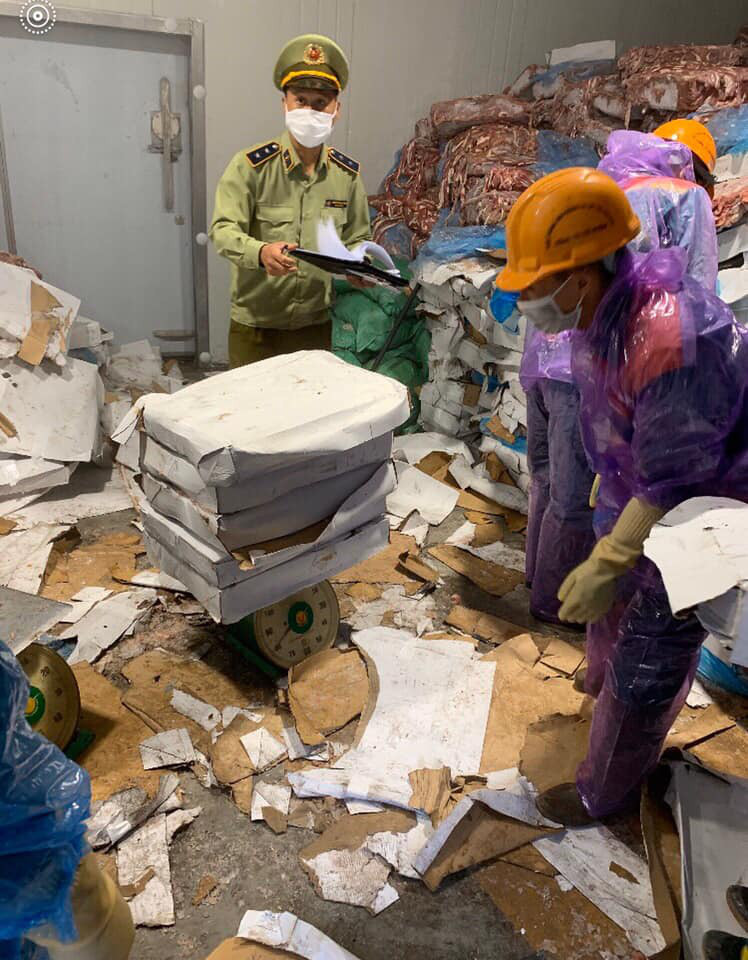  Lực lượng QLTT kiểm tra kho hàng chứa lòng lợn bốc mùi của ông Nguyễn Huy Duy.