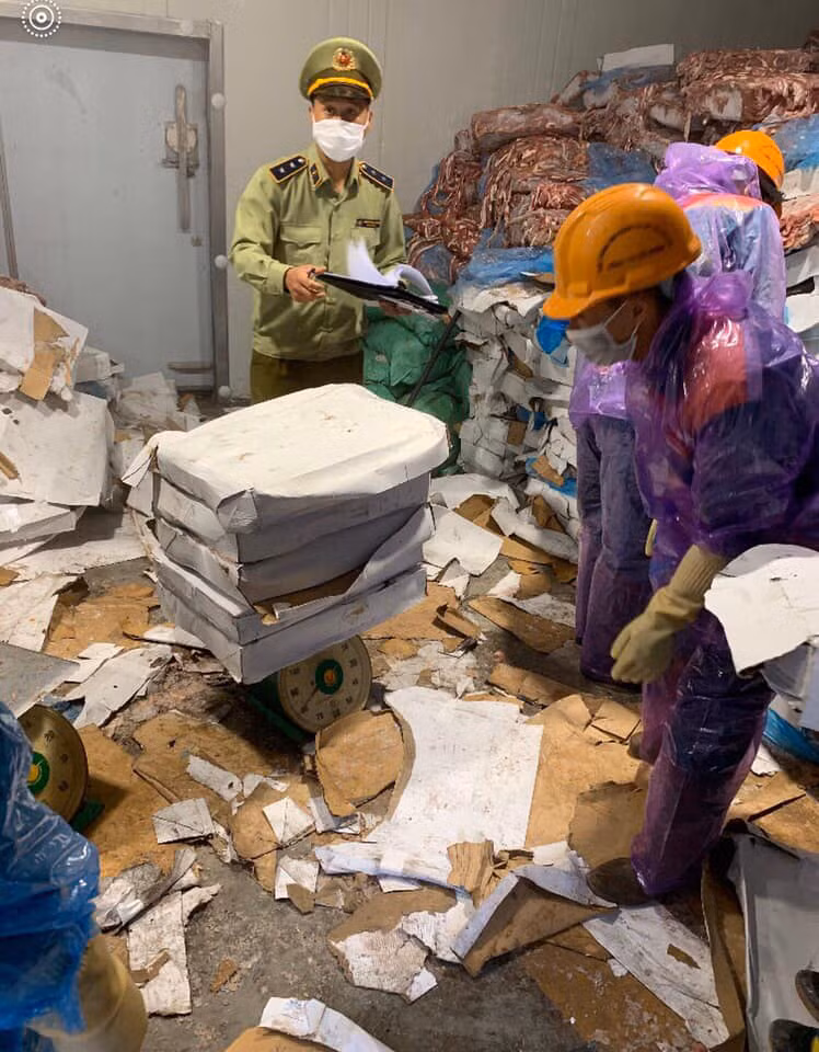  Lực lượng QLTT kiểm tra kho hàng chứa lòng lợn bốc mùi của ông Nguyễn Huy Duy.