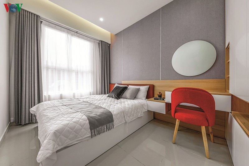Phòng ngủ có tông màu như phòng khách. Hệ thống rèm hai lớp giúp điều tiết ánh sáng hợp lý tùy hoàn cảnh. Phòng ngủ có tông màu như phòng khách. Hệ thống rèm hai lớp giúp điều tiết ánh sáng hợp lý tùy hoàn cảnh.