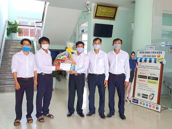 Công đoàn Công ty Điện lực Gia Lai thăm và tặng quà cho cán bộ Điện lực Phú Thiện trong dịch Covid-19. Ảnh: K.L
