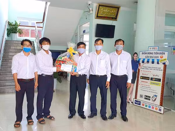 Công đoàn Công ty Điện lực Gia Lai thăm và tặng quà cho cán bộ Điện lực Phú Thiện trong dịch Covid-19. Ảnh: K.L