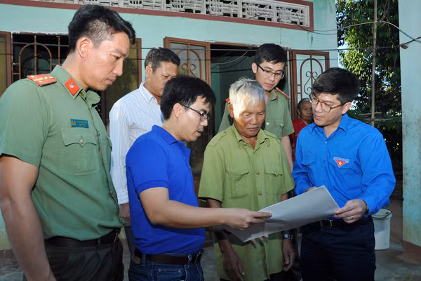 Cán bộ, công nhân Công ty Thủy điện Ia Ly phối hợp với các ngành chức năng huyện Chư Pah tuyên truyền người dân bảo vệ lòng hồ thủy điện. Ảnh: Đ.Y
