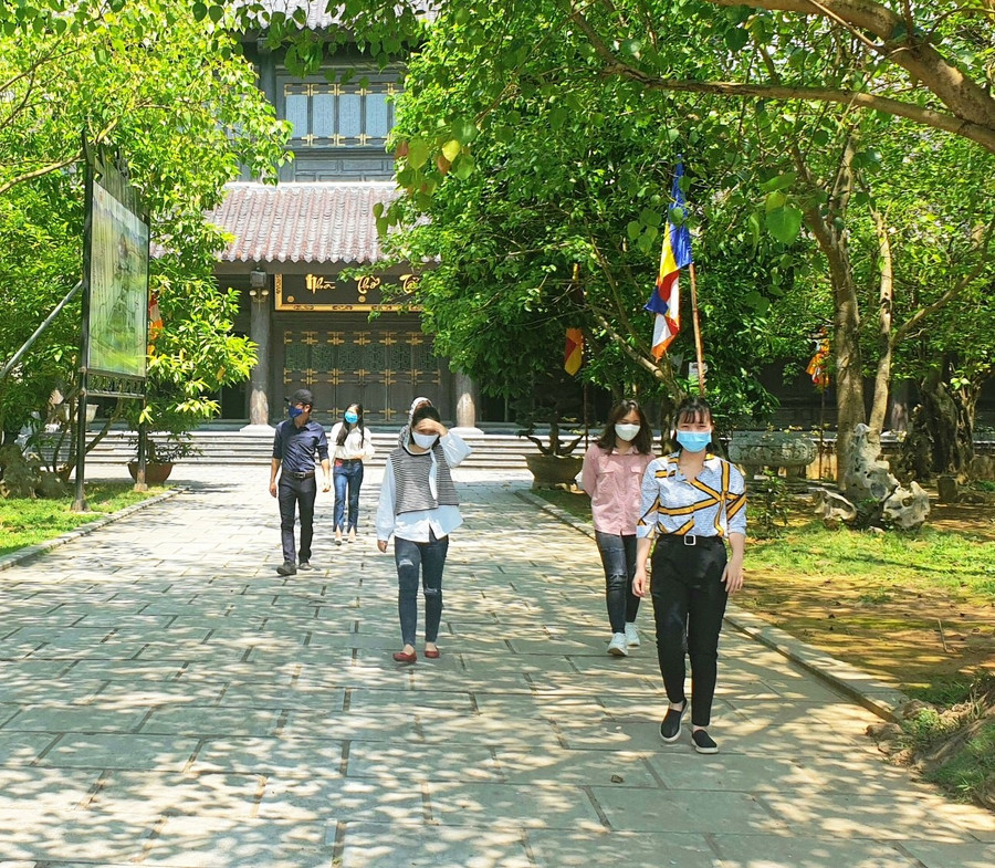 Tại chùa Bái Đính trong ngày đầu mở cửa trở lại, lượng khách tham quan chỉ lác đác. Ảnh: NT