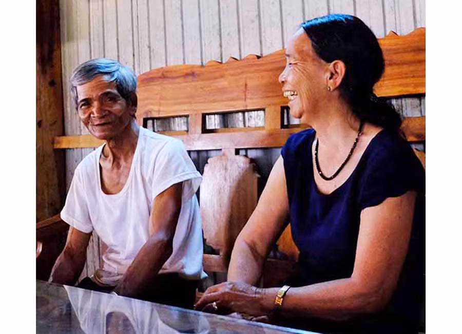 Vợ chồng cựu chiến binh Rơ Châm Hết (làng Kép 1, xã Ia Mơ Nông, huyện Chư Pah) có một tình yêu đẹp từ trong chiến tranh. Ảnh: H.N Vợ chồng cựu chiến binh Rơ Châm Hết (làng Kép 1, xã Ia Mơ Nông, huyện Chư Pah) có một tình yêu đẹp từ trong chiến tranh. Ảnh: H.N