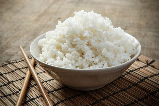 Hồng ngâm: Hồng ngâm có thể gây táo bón nếu ăn khi chưa chín hẳn. Quả hồng ngâm càng chín, càng ngọt thì càng dễ tiêu hóa. Hồng ngâm: Hồng ngâm có thể gây táo bón nếu ăn khi chưa chín hẳn. Quả hồng ngâm càng chín, càng ngọt thì càng dễ tiêu hóa.