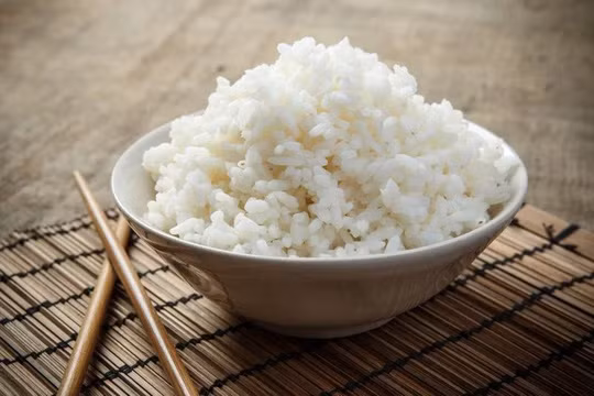 Hồng ngâm: Hồng ngâm có thể gây táo bón nếu ăn khi chưa chín hẳn. Quả hồng ngâm càng chín, càng ngọt thì càng dễ tiêu hóa.