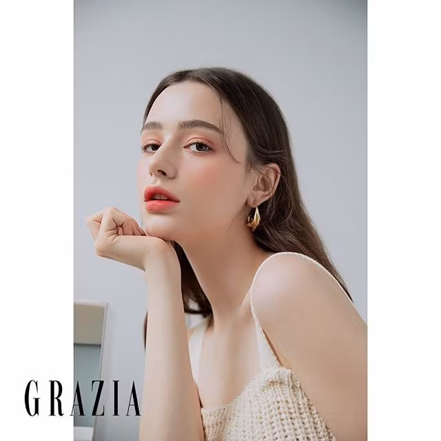 Kiểu trang điểm nhẹ nhàng, trẻ trung này rất hợp với Dasha Taran.