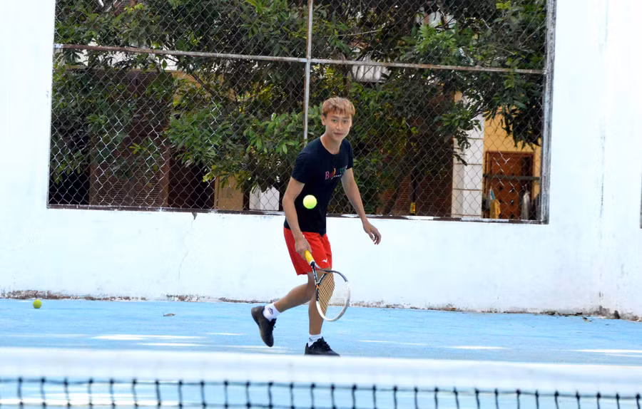 Cầu thủ chạy cánh Nguyễn Kiên Quyết của HA.GL tập luyện quần vợt trong ngày nghỉ. Ảnh: Minh Vỹ