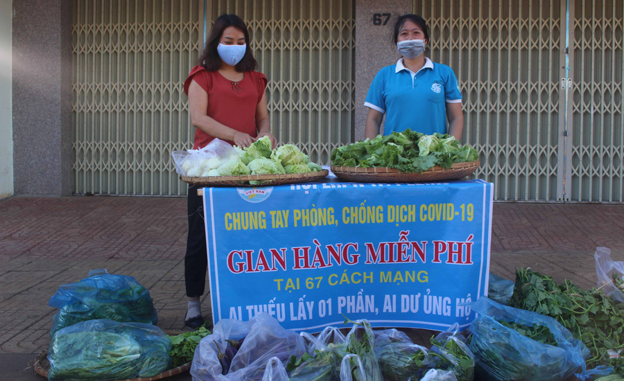  Gian hàng ai thiếu lấy 1 phần, ai dư ủng hộ của Hội LHPN TP.Pleiku. Ảnh: Nguyễn Giang