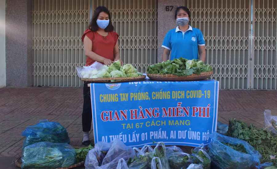  Gian hàng ai thiếu lấy 1 phần, ai dư ủng hộ của Hội LHPN TP.Pleiku. Ảnh: Nguyễn Giang