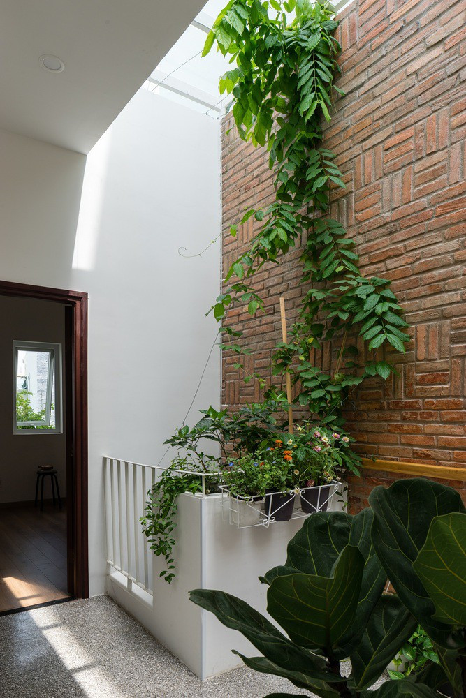 Bức tường gạch thô được giữ lại, tăng cảm giác ấm cúng.