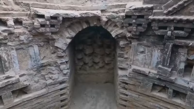 Ngôi mộ vô tình được phát hiện bởi một người nông dân đang đi đào đất (ảnh: Daily Star)