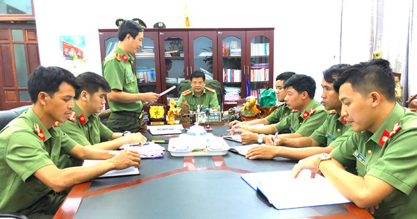 Đại tá Rah Lan Lâm-Phó giám đốc Công an tỉnh chủ trì cuộc họp với cán bộ, chiến sĩ Phòng An ninh đối nội. Ảnh: D.A