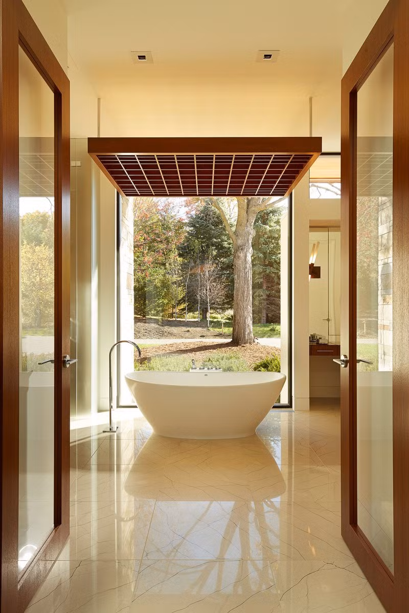 Với khung cảnh thiên nhiên rực rỡ, chiếc đèn gỗ ô vuông phía trên, việc đặt chiếc bồn đơn sắc rất hợp lý.