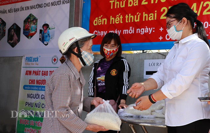 Ghi nhận sáng 21/4, đã có hàng trăm người đến nhận gạo miễn phí từ cây ATM gạo.