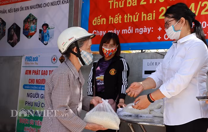 Ghi nhận sáng 21/4, đã có hàng trăm người đến nhận gạo miễn phí từ cây ATM gạo.