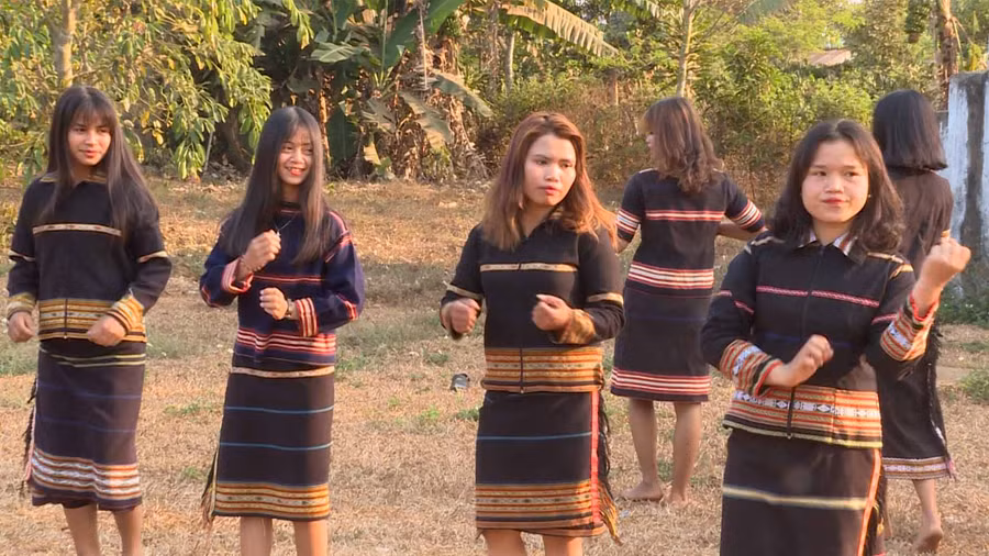 Các thành viên câu lạc bộ hăng say tập luyện. Ảnh: Hà Phương