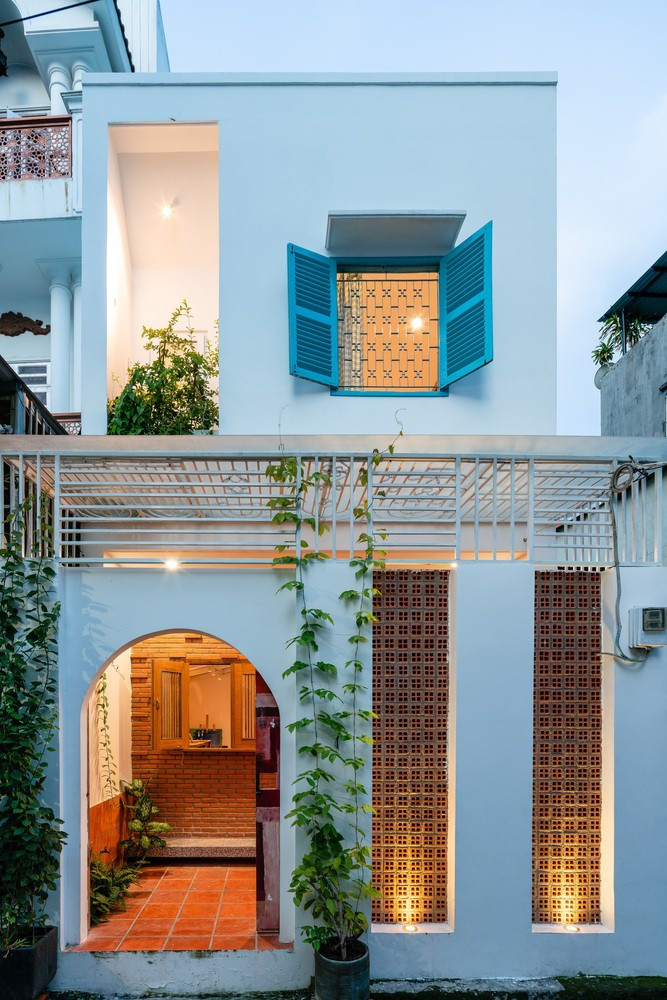 Mặt trước nhà được phủ bằng lớp sơn màu trắng để nó không bị chìm so với những ngôi nhà phố xung quanh.