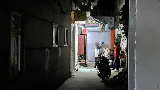 Lực lượng chức năng đang khám nghiệm, điều tra tại hiện trường Lực lượng chức năng đang khám nghiệm, điều tra tại hiện trường