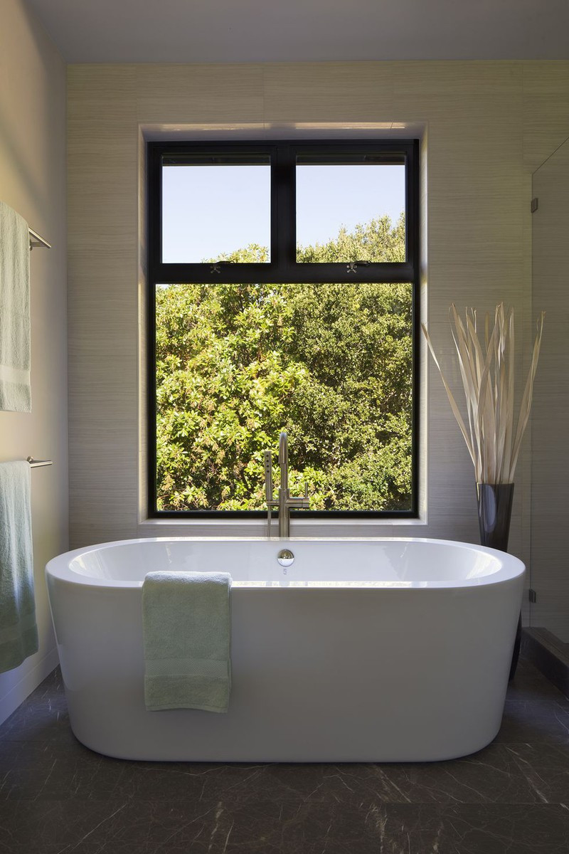 Bồn oval màu trắng làm nổi bật khung cảnh bên ngoài.