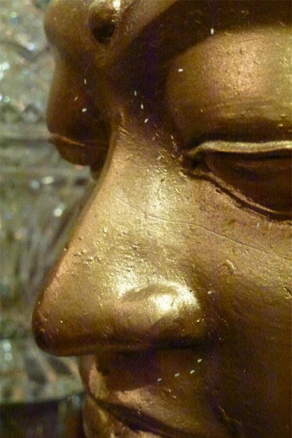 Nhiều năm trước, những bông hoa ưu đàm đầu tiền được tìm thấy trên các bức tượng Phật Như Lai tại Hàn Quốc. Nhiều năm trước, những bông hoa ưu đàm đầu tiền được tìm thấy trên các bức tượng Phật Như Lai tại Hàn Quốc.