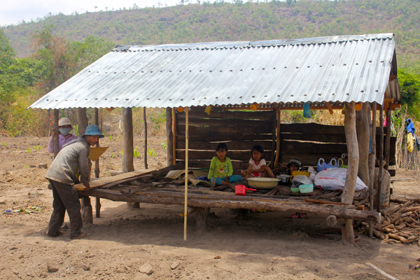Cuộc sống của di dân Cư Bung còn nhiều khó khăn. Ảnh: H.S Cuộc sống của di dân Cư Bung còn nhiều khó khăn. Ảnh: H.S