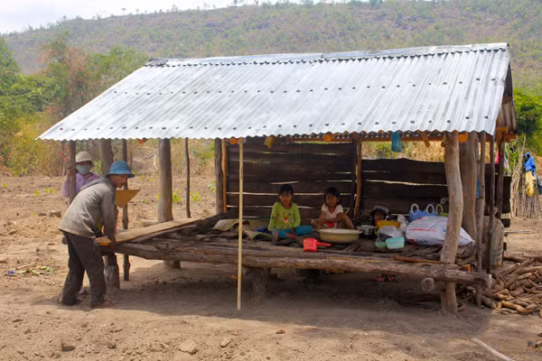 Cuộc sống của di dân Cư Bung còn nhiều khó khăn. Ảnh: H.S Cuộc sống của di dân Cư Bung còn nhiều khó khăn. Ảnh: H.S