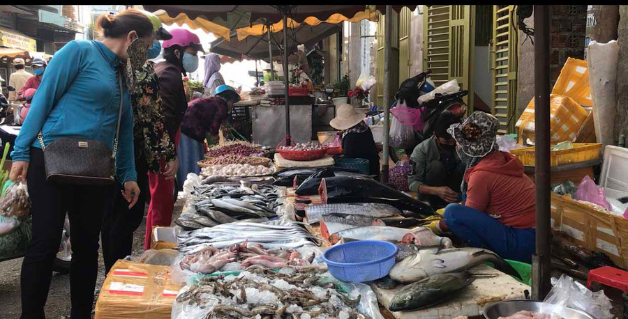 Hầu hết người dân không còn tâm lý tích trữ hàng hóa như những đợt trước. Ảnh: Vũ Thảo