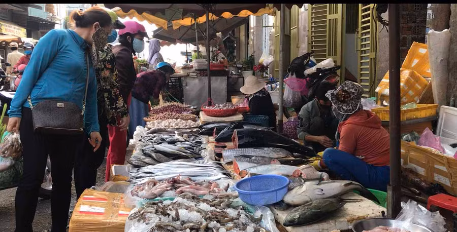 Hầu hết người dân không còn tâm lý tích trữ hàng hóa như những đợt trước. Ảnh: Vũ Thảo