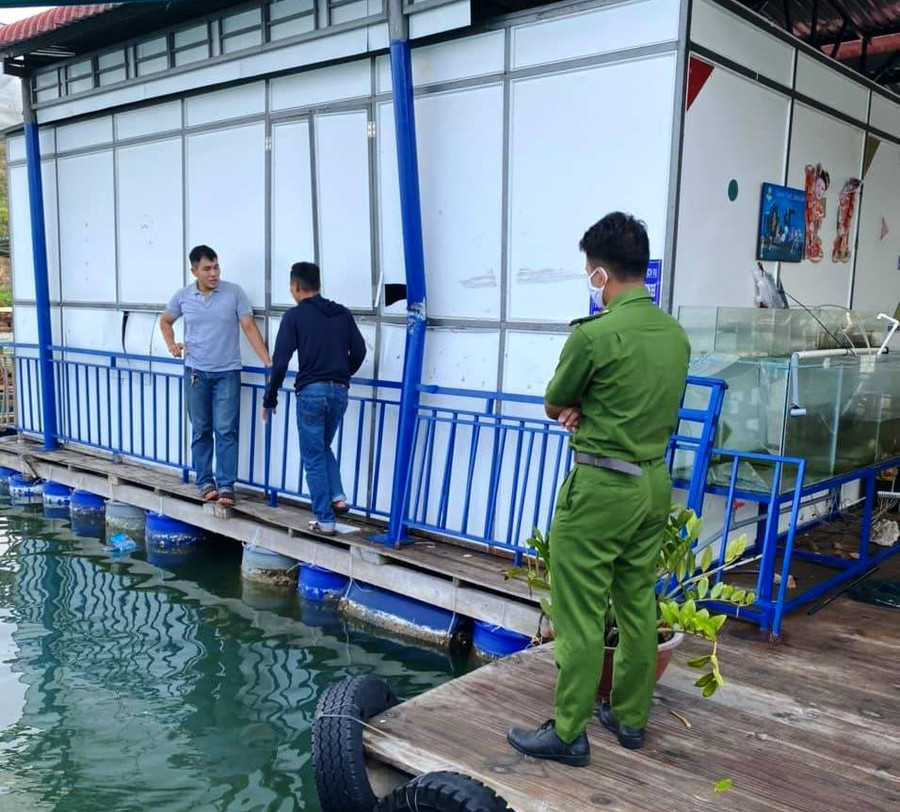 Lực lượng chức năng đã đến hiện trường nhà hàng nổi khu vực Hải Minh, phường Hải Cảng, TP.Quy Nhơn.