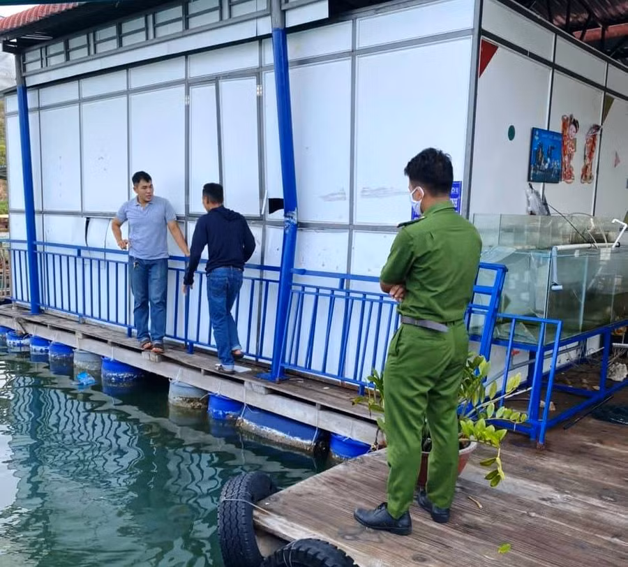 Lực lượng chức năng đã đến hiện trường nhà hàng nổi khu vực Hải Minh, phường Hải Cảng, TP.Quy Nhơn.