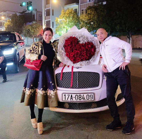 Cơ quan Công an tỉnh Thái Bình đang truy bắt bị can Nguyễn Xuân Đường (bên phải) do ông này đã rời khỏi địa phương trước khi cơ quan Công an tống đạt các quyết định khởi tố, lệnh bắt tạm giam - Ảnh: Facebook Duong Nhue