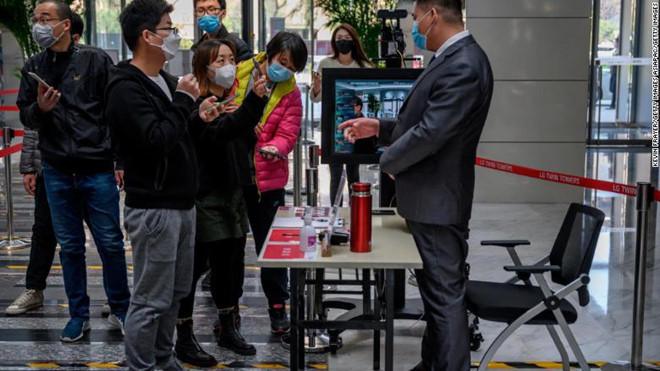 Các nhân viên văn phòng tại một công ty ở Trung Quốc đang chờ quét mã QR của họ để vào nơi làm việc. Ảnh chụp màn hình