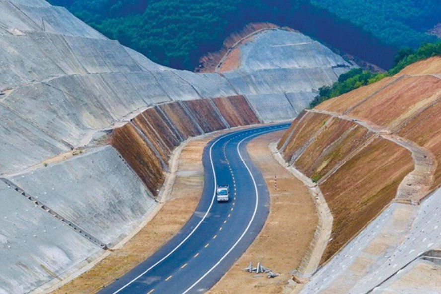 Cao tốc Bắc - Nam đoạn La Sơn - Túy Loan. Ảnh: Huy Hùng Cao tốc Bắc - Nam đoạn La Sơn - Túy Loan. Ảnh: Huy Hùng