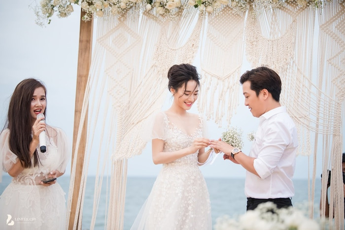 Vào năm 2018, lễ đính hôn của Nhã Phương và Trường Giang gây chấn động showbiz Việt. Tuy nhiên, nam danh hài đã siết chặt an ninh trong ngày vui nên hình ảnh gần như rất hiếm hoi. Mới đây, những hình ảnh trong đám cưới này bất ngờ xuất hiện trên mạng xã hội khiến người hâm mộ thích thú. Hiện tại, sau gần 2 năm kết hôn, cặp diễn viên Nhã Phương và Trường Giang đã có với nhau cô con gái có tên Destiny hơn 1 tuổi. Vào năm 2018, lễ đính hôn của Nhã Phương và Trường Giang gây chấn động showbiz Việt. Tuy nhiên, nam danh hài đã siết chặt an ninh trong ngày vui nên hình ảnh gần như rất hiếm hoi. Mới đây, những hình ảnh trong đám cưới này bất ngờ xuất hiện trên mạng xã hội khiến người hâm mộ thích thú. Hiện tại, sau gần 2 năm kết hôn, cặp diễn viên Nhã Phương và Trường Giang đã có với nhau cô con gái có tên Destiny hơn 1 tuổi.