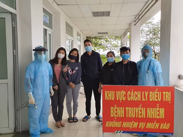 Cô Cầu (thứ ba từ phải sang) hết thời gian cách ly, chia tay với các thầy thuốc Bệnh viện đa khoa Sóc Sơn.