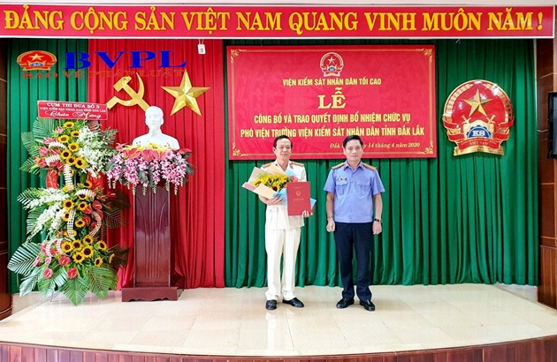 Ông Lê Quang Tiến, Viện trưởng VKSND tỉnh Đắk Lắk (phải) trao quyết định bổ nhiệm chức vụ Phó Viện trưởng VKSND tỉnh cho ông Đinh Quang Cử (trái) Ông Lê Quang Tiến, Viện trưởng VKSND tỉnh Đắk Lắk (phải) trao quyết định bổ nhiệm chức vụ Phó Viện trưởng VKSND tỉnh cho ông Đinh Quang Cử (trái)