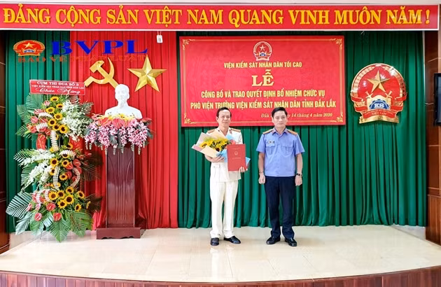  Ông Lê Quang Tiến, Viện trưởng VKSND tỉnh Đắk Lắk (phải) trao quyết định bổ nhiệm chức vụ Phó Viện trưởng VKSND tỉnh cho ông Đinh Quang Cử (trái)
